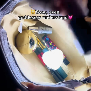 Heart-Shaped LED Purse Finder Keychain – Touch Activated Mini Bag Light with Premium Gift Box (1 Pc)